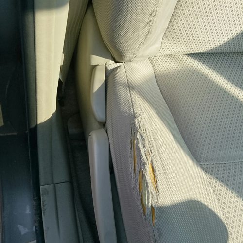 トヨタアイシス 運転席シート破れ補修の画像