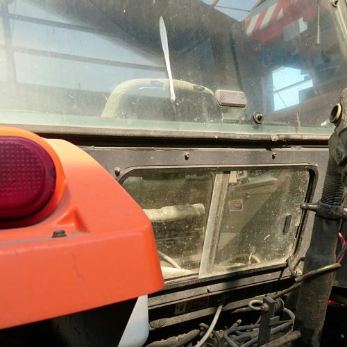 トラクタークボタM105D キャビンウインドウガラス水垢、ウロコ取り、撥水コーティングの画像