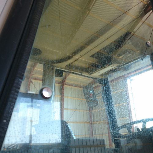 トラクターヤンマーPF92 キャビンウインドウガラス水垢、ウロコ取り、撥水コーティングの画像